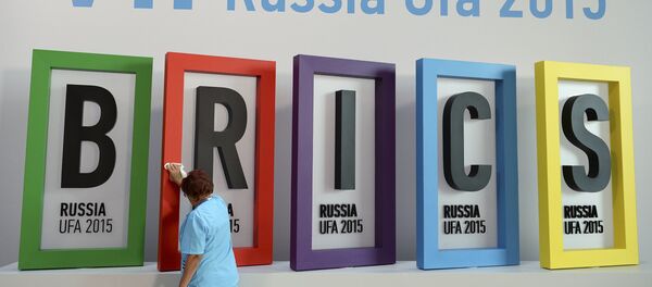 An employee cleans a board during the preparations for the BRICS summit in Ufa, Russia, July 7, 2015. - Sputnik Afrique