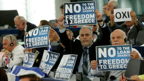 Members of the European Parliament hold placards which reads No - Freedom to Greece ahead of the speech of Greek Prime Minister Alexis Tsipras at the European Parliament in Strasbourg, France, July 8, 2015. - Sputnik Afrique