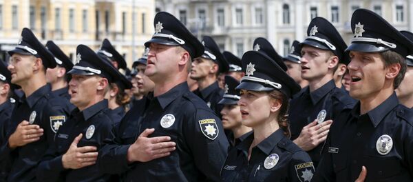 Police officers sing the national anthem during an oath-taking ceremony, which started up the work of a new police patrol service, part of the Interior Ministry reform initiated by Ukrainian authorities, in Kiev, Ukraine, July 4, 2015. - Sputnik Afrique
