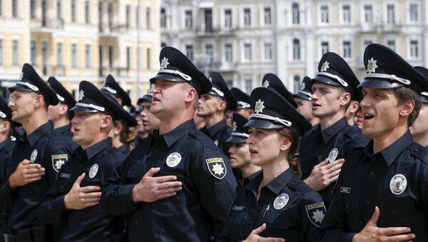 Police officers sing the national anthem during an oath-taking ceremony, which started up the work of a new police patrol service, part of the Interior Ministry reform initiated by Ukrainian authorities, in Kiev, Ukraine, July 4, 2015. - Sputnik Afrique