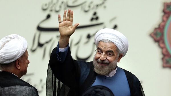 Iran's new President Hasan Rouhani, waves after swearing in at the parliament, in Tehran, Iran - Sputnik Afrique