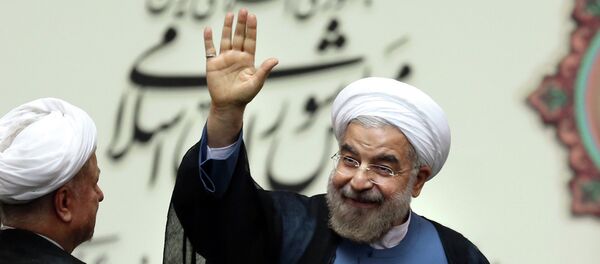 Iran's new President Hasan Rouhani, waves after swearing in at the parliament, in Tehran, Iran - Sputnik Afrique