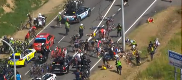 Tour de France: une chute spectaculaire - Sputnik Afrique