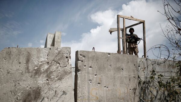 A member of the Afghan security force stands on top of a concrete barrier a day after attacks outside the Afghan parliament in Kabul June 23, 2015. - Sputnik Afrique