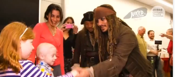 Johnny Depp: l'acteur rend visite à des enfants malades en Jack Sparrow - Sputnik Afrique