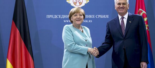 German Chancellor Angela Merkel shakes hands with Serbian President Tomislav Nikolic before their meeting in Belgrade, Serbia July 9, 2015 - Sputnik Afrique