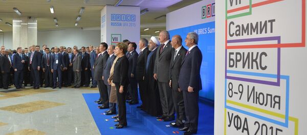 Совместное фотографирование участников встречи лидеров БРИКС с лидерами приглашенных государств - Sputnik Afrique