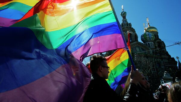 In this Wednesday, May 1, 2013, file photo, gay rights activists carry rainbow flags as they march during a May Day rally in St. Petersburg, Russia. - Sputnik Afrique