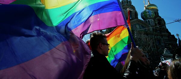 In this Wednesday, May 1, 2013, file photo, gay rights activists carry rainbow flags as they march during a May Day rally in St. Petersburg, Russia. In this Wednesday, May 1, 2013, file photo, gay rights activists carry rainbow flags as they march during a May Day rally in St. Petersburg, Russia. - Sputnik Afrique