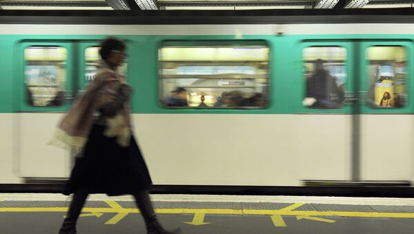 A woman walks on a plateform of Parisian subway as a train arrives, on October 28, 2010 in Paris. - Sputnik Afrique