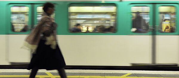 A woman walks on a plateform of Parisian subway as a train arrives, on October 28, 2010 in Paris. - Sputnik Afrique