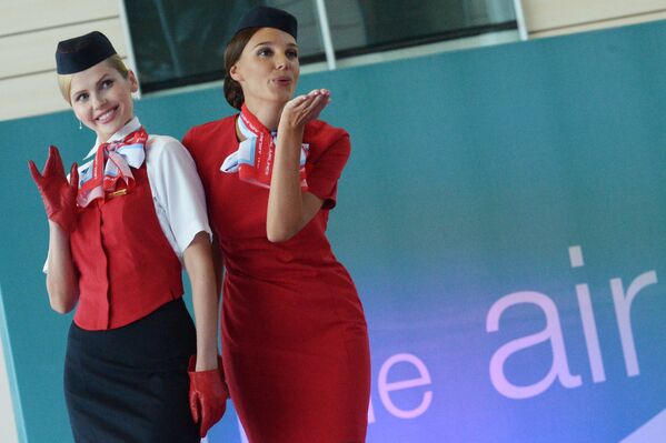 Défilé d'hôtesses de l'air à l'aéroport de Domodedovo - Sputnik Afrique