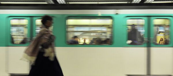 A woman walks on a plateform of Parisian subway as a train arrives, on October 28, 2010 in Paris. - Sputnik Afrique