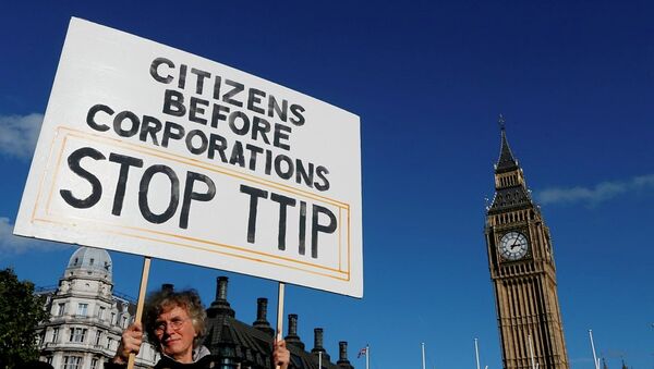 A demonstrator holds a banner in Parliament Square in London, Saturday, Oct. 11, 2014. - Sputnik Afrique