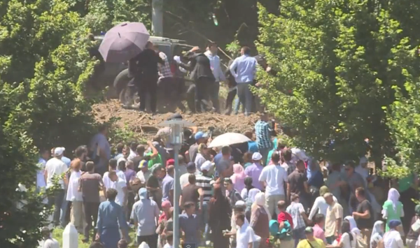 Srebrenica: le Premier ministre serbe hué et contraint de partir - Sputnik Afrique