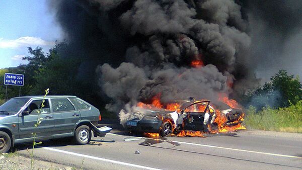 Deux voitures de la police en train de brûler, Moukatchevo, Ukraine - Sputnik Afrique