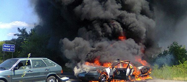 Deux voitures de la police en train de brûler, Moukatchevo, Ukraine - Sputnik Afrique