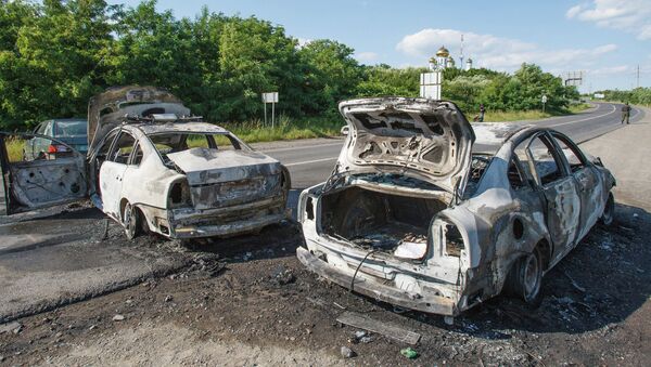 Deux voitures de la police brûlées, Moukatchevo, Ukraine - Sputnik Afrique