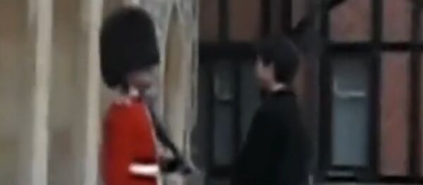 Quand un garde de la reine d'Angleterre pète un plomb ! - Sputnik Afrique