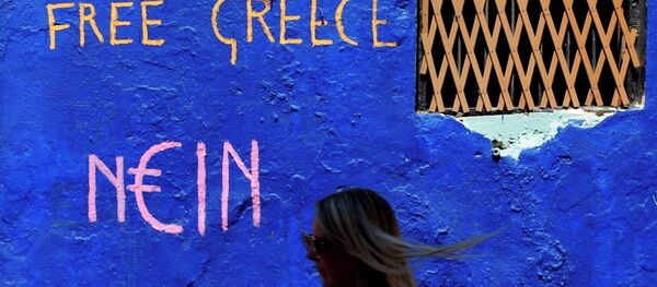 A tourist passes a graffiti in the Plaka tourist district of Athens, Greece - Sputnik Afrique