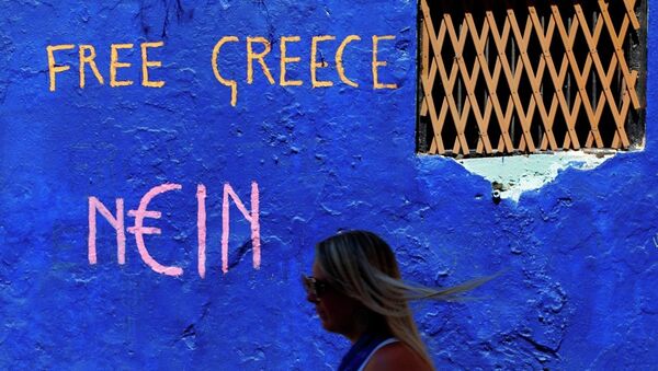 A tourist passes a graffiti in the Plaka tourist district of Athens, Greece - Sputnik Afrique