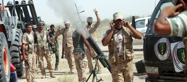 Members of Iraq's Shi'ite paramilitaries launch a mortar towards Islamic State militants on the outskirts of the city of Falluja, in the province of Anbar, Iraq July 12, 2015. REUTERS/Stringer - Sputnik Afrique