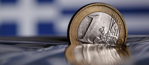 A one Euro coin is seen in this file photo illustration taken in Rome, Italy July 9, 2015 - Sputnik Afrique