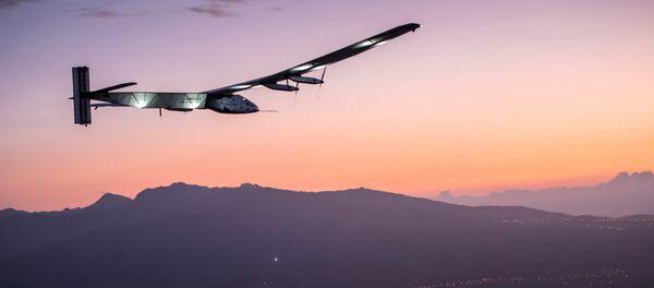 The Solar Impulse 2 airplane, piloted by Andre Borschberg, prepares to land at Kalaeloa airport after flying non-stop from Nagoya, Japan in Kapolei, Hawaii in this July 3, 2015 handout photo - Sputnik Afrique