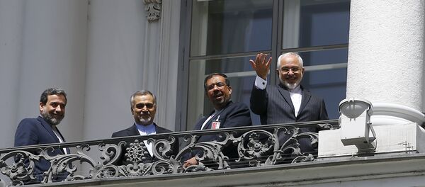 Iranian Foreign Minister Javad Zarif (R) listens to questions from journalists as he stands next to Iran's chief nuclear negotiator Abbas Araghchi (L) and Hossein Fereydoon (2nd L), brother and close aide to President Hassan Rouhani, on the balcony of Palais Coburg, the venue for nuclear talks in Vienna, Austria, July 10, 2015 - Sputnik Afrique