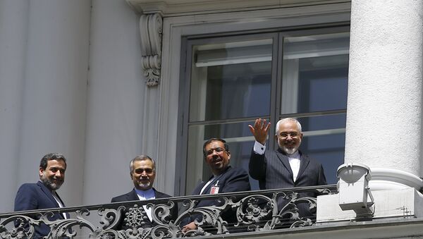 Iranian Foreign Minister Javad Zarif (R) listens to questions from journalists as he stands next to Iran's chief nuclear negotiator Abbas Araghchi (L) and Hossein Fereydoon (2nd L), brother and close aide to President Hassan Rouhani, on the balcony of Palais Coburg, the venue for nuclear talks in Vienna, Austria, July 10, 2015 - Sputnik Afrique