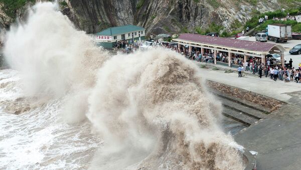 People gather to see huge waves as typhoon Chan-hom comes near Wenling, east China's Zhejiang province on July 10, 2015 - Sputnik Afrique