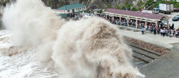 People gather to see huge waves as typhoon Chan-hom comes near Wenling, east China's Zhejiang province on July 10, 2015 People gather to see huge waves as typhoon Chan-hom comes near Wenling, east China's Zhejiang province on July 10, 2015 - Sputnik Afrique