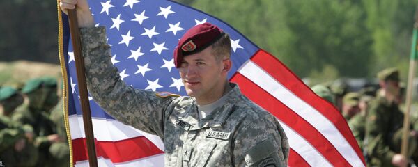 Un soldat de l'armée US avec un drapeau - Sputnik Afrique