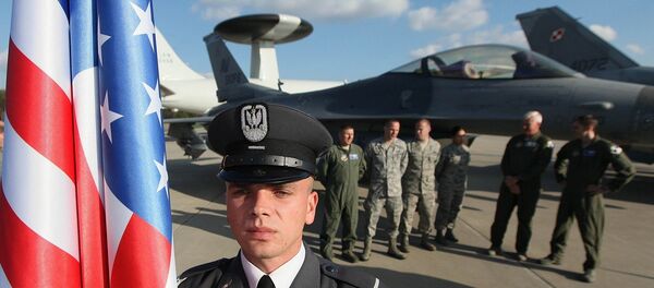 Militaire polonais à côté d'un drapeau américain - Sputnik Afrique