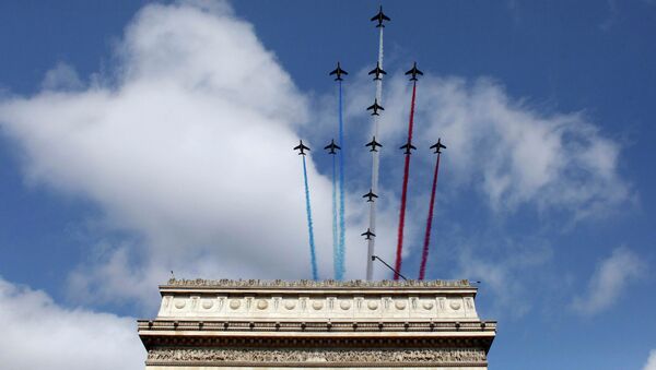 Alphajets from the French Air Force Patrouille de France fly over the Arc de Triomphe during the traditional Bastille Day military parade in Paris, France, July 14, 2015 - Sputnik Afrique
