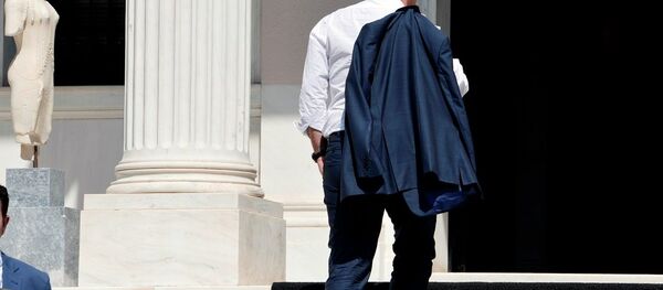 Greek Prime Minister Alexis Tsipras arrives at his office in Athens just after flying in from Brussels on July 13, 2015. - Sputnik Afrique