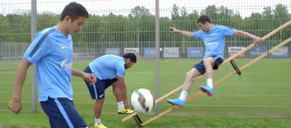 L’attaquant du Zénith, Hulk, soulève son coéquipier - Sputnik Afrique