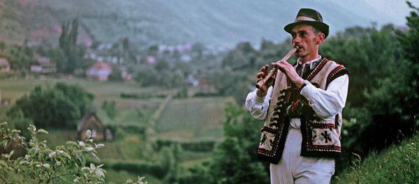 Житель Верховины играет на свирели - Sputnik Afrique