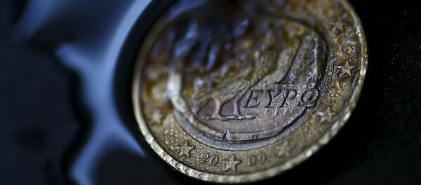 A one Euro coin with a Greek owl is seen burning in this picture illustration taken in Hanau, Germany July 3, 2015 - Sputnik Afrique
