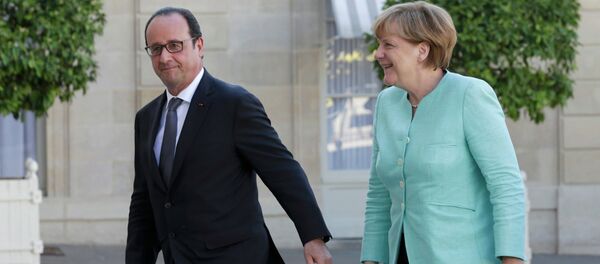 French President Francois Hollande (L) welcomes German Chancellor Angela Merkel before talks and a dinner at the Elysee Palace in Paris, France, July 6, 2015 - Sputnik Afrique