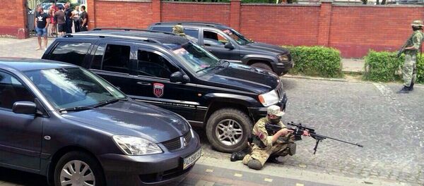 Armed activists of the nationalist militia Right Sector take position in the site of unrest in Mukachevo, Western Ukraine, Saturday, July 11, 2015 - Sputnik Afrique
