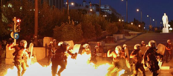 Riot policemen try to avoid an exploding petrol bomb during clashes in Athens, Greece July 15, 2015 - Sputnik Afrique