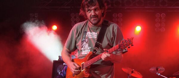 Renowned Serbian filmmaker Emir Kusturica performing with The No Smoking Orchestra at Kiev's Balkanfest music festival. - Sputnik Afrique