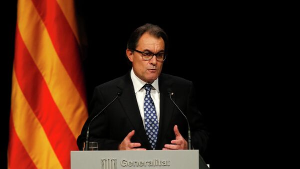 Catalonia's President Artur Mas attends a conference in Barcelona, assessing the situation after a symbolic vote on the region's independence from Spain, November 25, 2014 - Sputnik Afrique