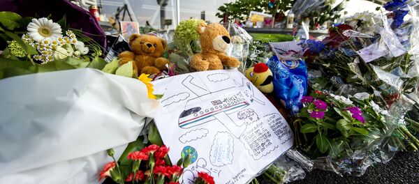 Цветы и игрушки в память о погибших при крушении малайзийского Boeing на Украине - Sputnik Afrique
