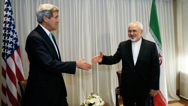 US Secretary of State John Kerry, left, shakes hands with Iranian Foreign Minister Mohammad Javad Zarif - Sputnik Afrique