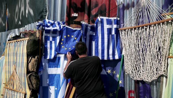 A vendor arranges a European Union flag at the Monastiraki area in Athens, Greece July 13, 2015. - Sputnik Afrique