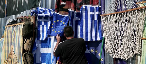 A vendor arranges a European Union flag at the Monastiraki area in Athens, Greece July 13, 2015. - Sputnik Afrique