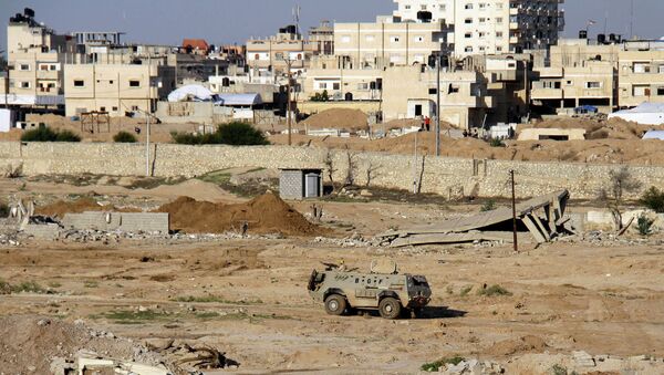 Egyptian army armored vehicle stands on the on the Egyptian side of border town of Rafah, north Sinai, Egypt - Sputnik Afrique