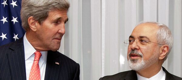 US Secretary of State John Kerry (L) and Iran's Foreign Minister Mohammad Javad Zarif pose for a photograph before resuming talks over Iran's nuclear programme in Lausanne - Sputnik Afrique